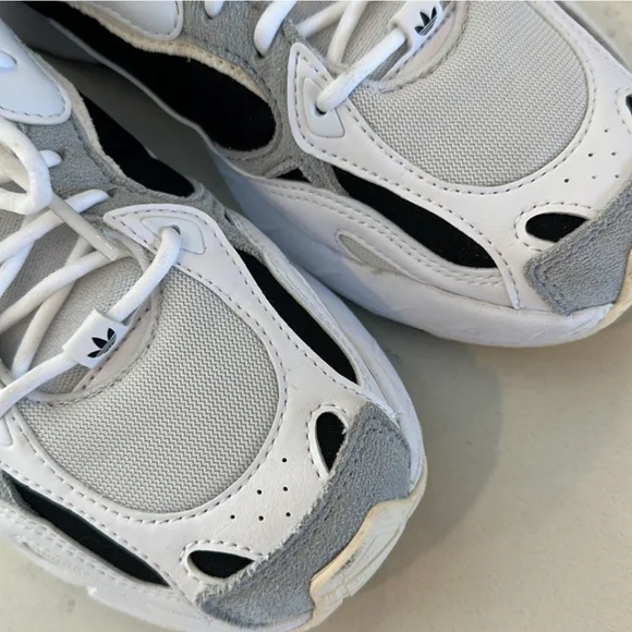 Adidas (WMNS) Astir 'White Black' - Picture 5 of 9